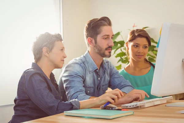 Colleagues using laptop at office — Stock Photo, Image