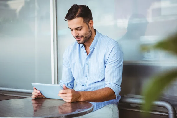 Homem de negócios sorrindo usando um tablet — Fotografia de Stock