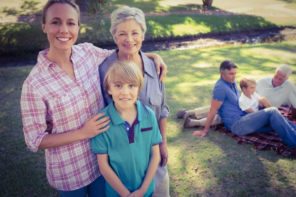 Familia feliz sonriendo a la cámara — Foto de Stock