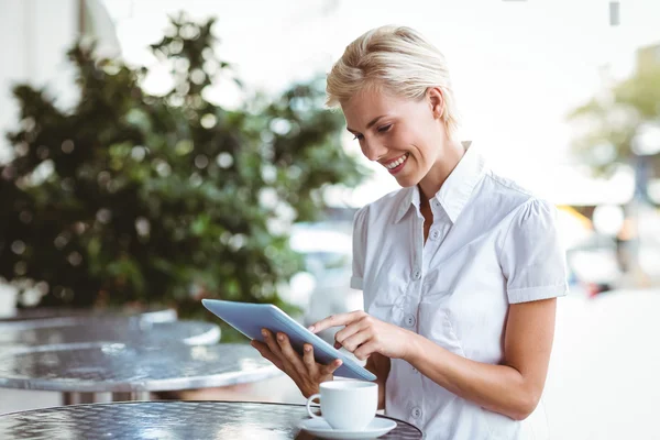 Glada vackra blonda använder Tablet PC: n — Stockfoto