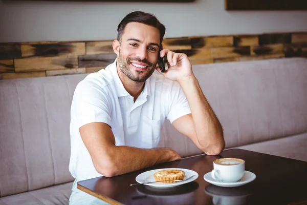 Joven sonriendo por teléfono — Foto de Stock