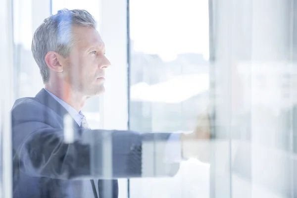 Denken zakenman in het kantoor — Stockfoto