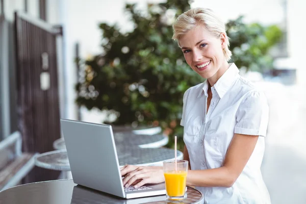 Mujer bonita feliz usando su computadora portátil —  Fotos de Stock