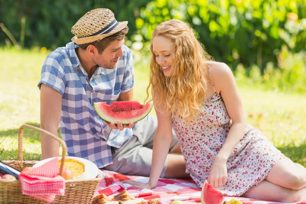 Pareja joven en un picnic comiendo sandía —  Fotos de Stock