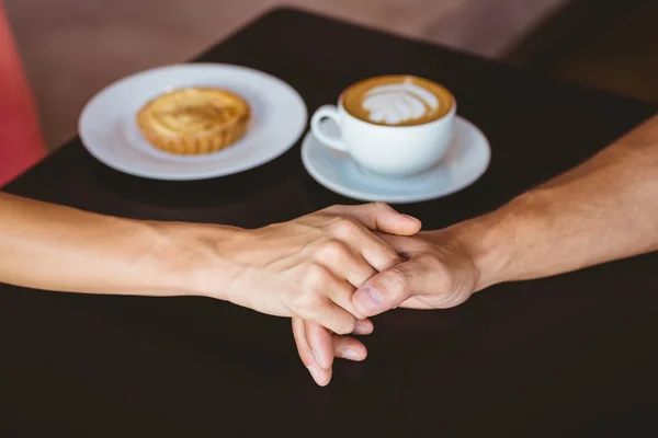 Пара на побаченні тримає руки — стокове фото