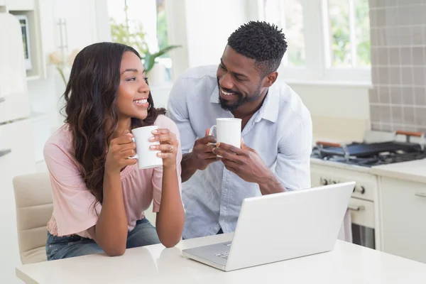 Casal feliz usando laptop juntos — Fotografia de Stock