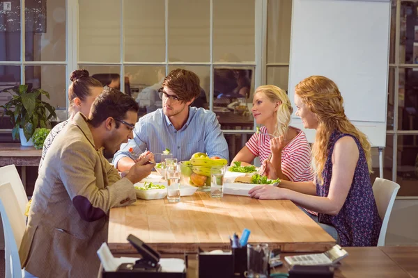 Mensen uit het bedrijfsleven na de lunch — Stockfoto