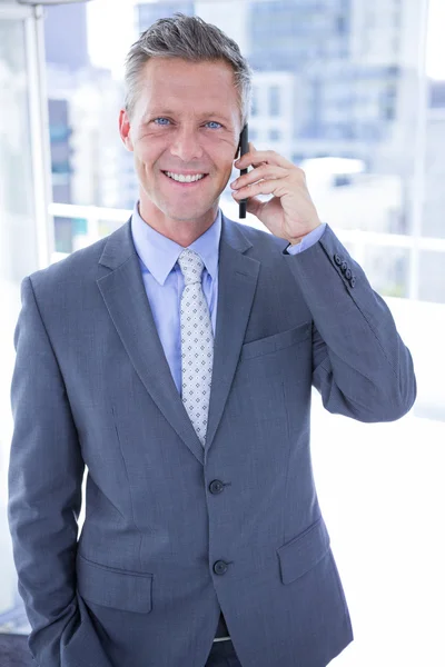 Homme d'affaires ayant un appel téléphonique — Photo