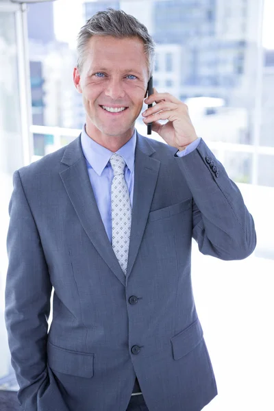 Zakenman heeft telefoon. — Stockfoto