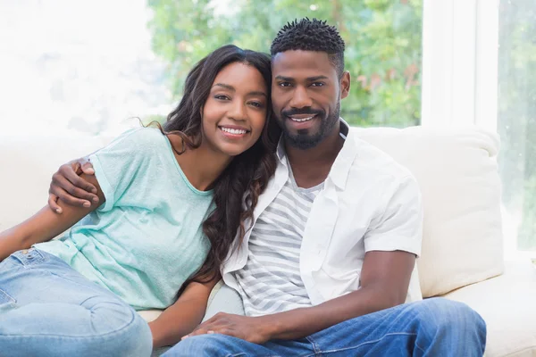 Pareja feliz en el sofá — Foto de Stock