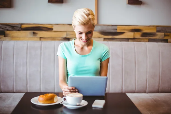 Hübsche Blondine mit Laptop — Stockfoto