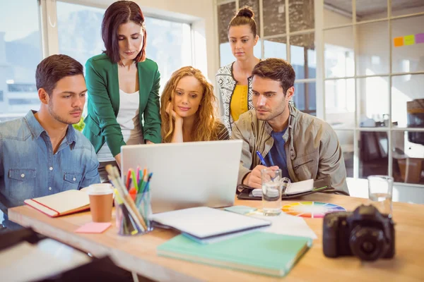 Grupo de jovens colegas usando laptop — Fotografia de Stock