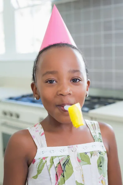 Menina feliz celebrando um aniversário — Fotografia de Stock