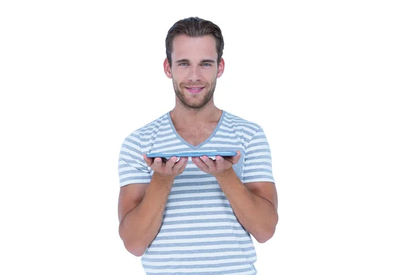 Hombre guapo mostrando tableta ordenador — Foto de Stock