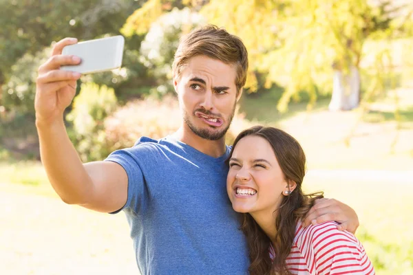 Söt par gör selfie i parken — Stockfoto