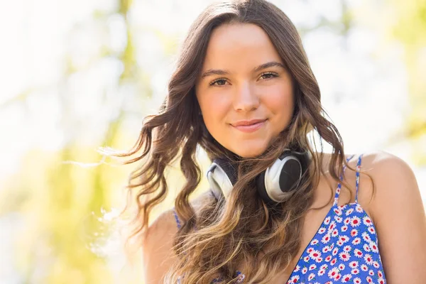 Bonita morena con auriculares — Foto de Stock