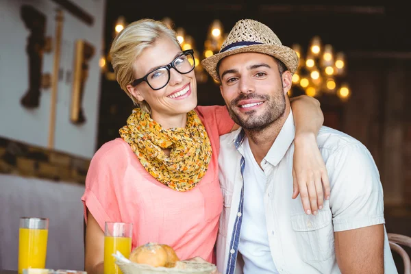 Couple sur la date regarder la caméra — Photo