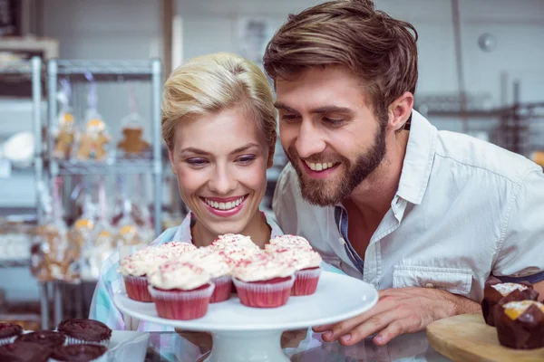 Linda pareja en una cita mirando pasteles — Foto de Stock