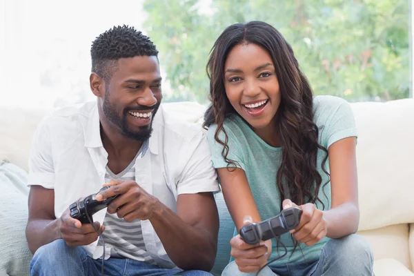 Casal no sofá jogar jogos de vídeo — Fotografia de Stock