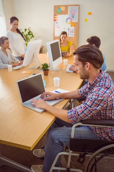 Hombre de negocios casual creativo en silla de ruedas —  Fotos de Stock