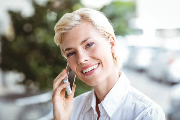 Young woman on the phone — Stock Photo, Image