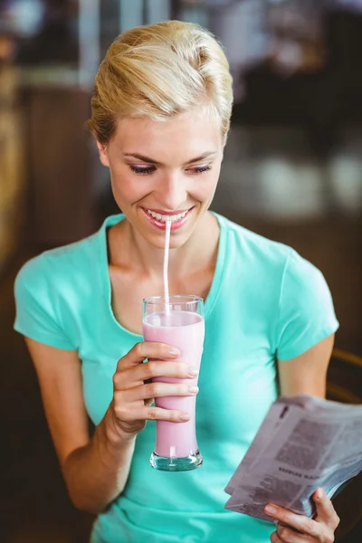 Blond kobieta korzystających z jej milkshake — Zdjęcie stockowe