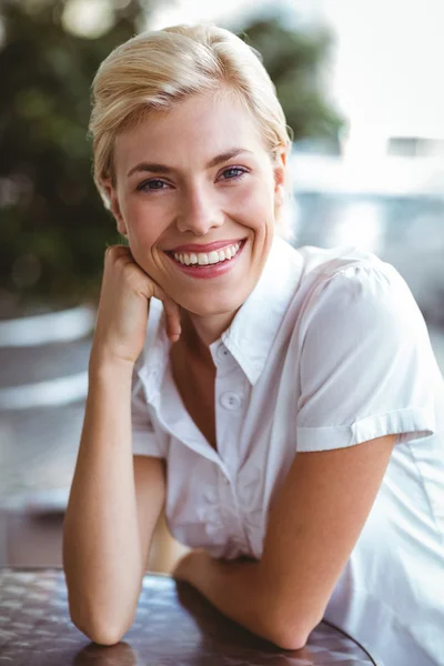 Cafébesitzer lächelt in die Kamera — Stockfoto