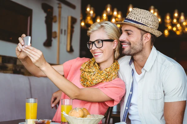 Hipster coppia di prendere un selfie — Foto Stock