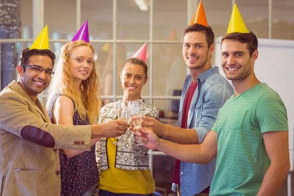 Pessoas de negócios comemorando um aniversário — Fotografia de Stock