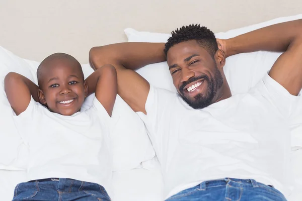 Padre e hijo sonriendo a la cámara —  Fotos de Stock