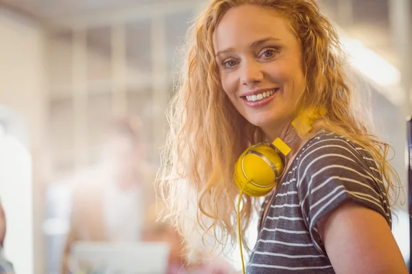 Lachende jonge vrouw met behulp van digitale tablet — Stockfoto