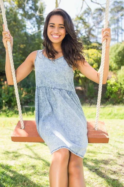 Mooie brunette swingend in park — Stockfoto