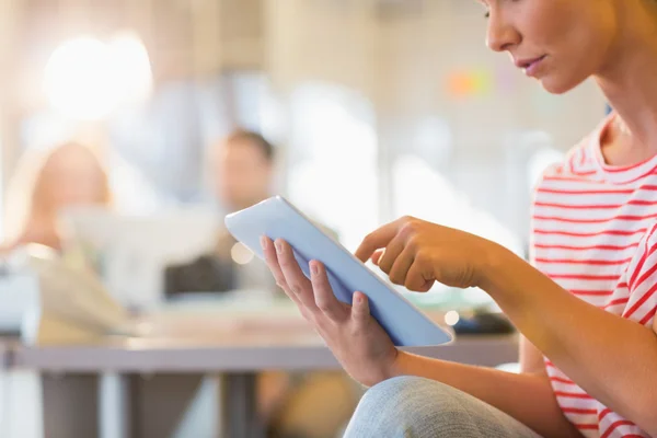 Mujer joven sonriente usando tableta digital — Foto de Stock