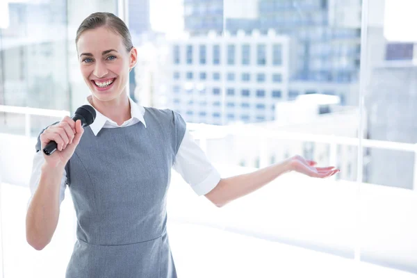 Mujer de negocios sonriente hablando —  Fotos de Stock