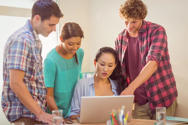 Gelukkig team kijken naar hun werk — Stockfoto