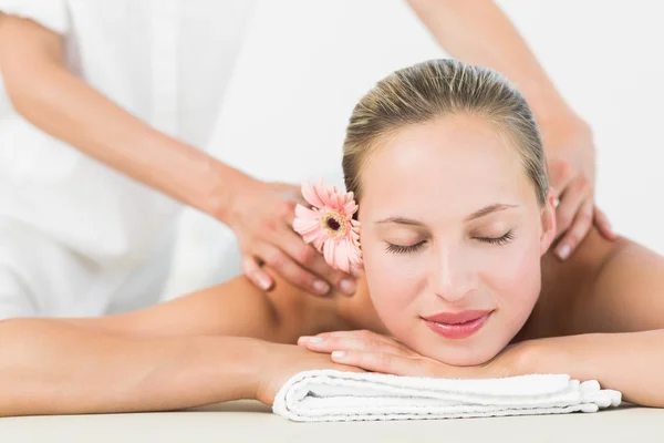 Loira desfrutando de uma massagem — Fotografia de Stock