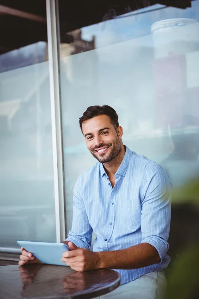 Homem de negócios sorrindo usando um tablet — Fotografia de Stock