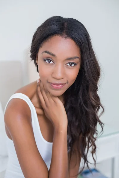 Mooie vrouw die lacht op camera — Stockfoto