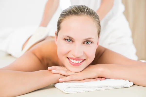 Rubia disfrutando de un masaje de espalda exfoliante —  Fotos de Stock