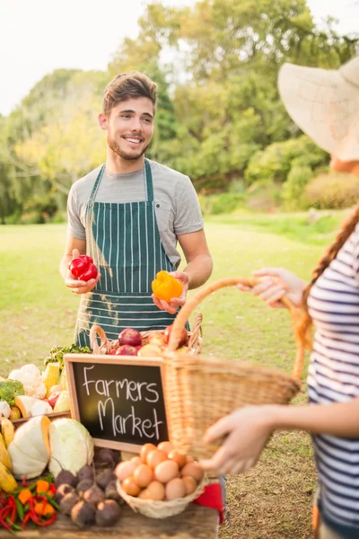 Granjeros felices parados en su puesto — Foto de Stock