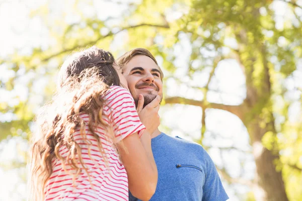 Nettes Paar küsst sich im Park — Stockfoto