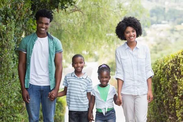 Famiglia felice che cammina insieme — Foto Stock