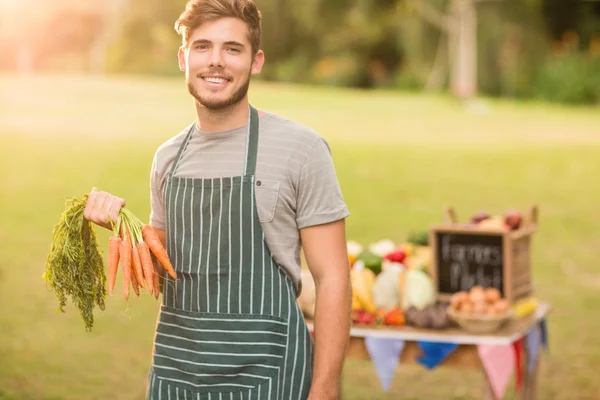 Granjero guapo sonriendo a la cámara — Foto de Stock