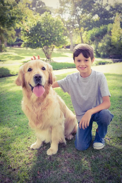 Menino com seu cachorro no parque — Fotografia de Stock