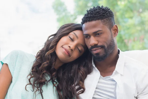 Casal feliz no sofá — Fotografia de Stock