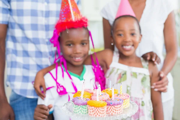 Família feliz comemorando um aniversário juntos — Fotografia de Stock