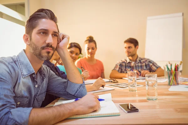 Een verveelde ontwerper tijdens een vergadering — Stockfoto