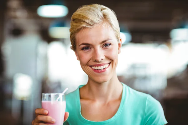 Mujer rubia disfrutando de su batido — Foto de Stock