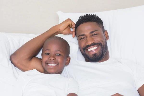 Padre e hijo sonriendo a la cámara —  Fotos de Stock