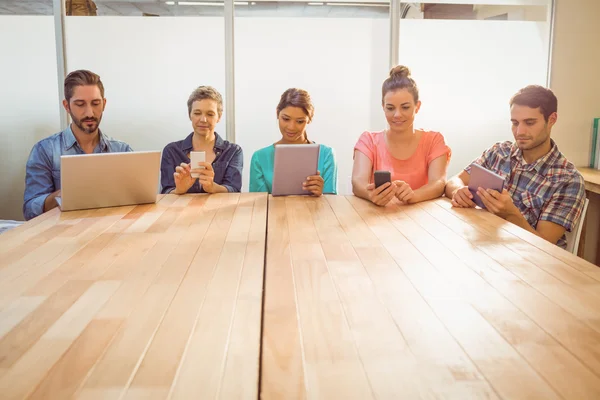 Creatieve collega's met laptop en digitale tablet — Stockfoto